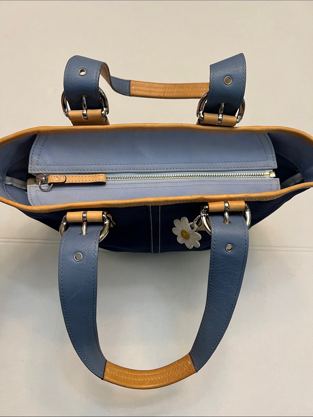 VINTAGE Y2K SOHO COACH DAISY CHARM SHOULDER BAG NAVY CANVAS WHITE LEATHER PREPPY - Picture 8 of 15